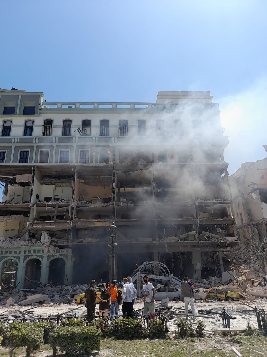 GuerreroCubano2's tweet photo. Trabajan las autoridades en la evacuación de personas en las proximidades del #HotelSaratoga, #Cuba, como medida preventiva hasta concluir la evacuación de la bala de gas que se encuentra bajo los escombros. Además del peligro de derrumbe inminente que posee la estructura. https://t.co/KoLwpGnF25