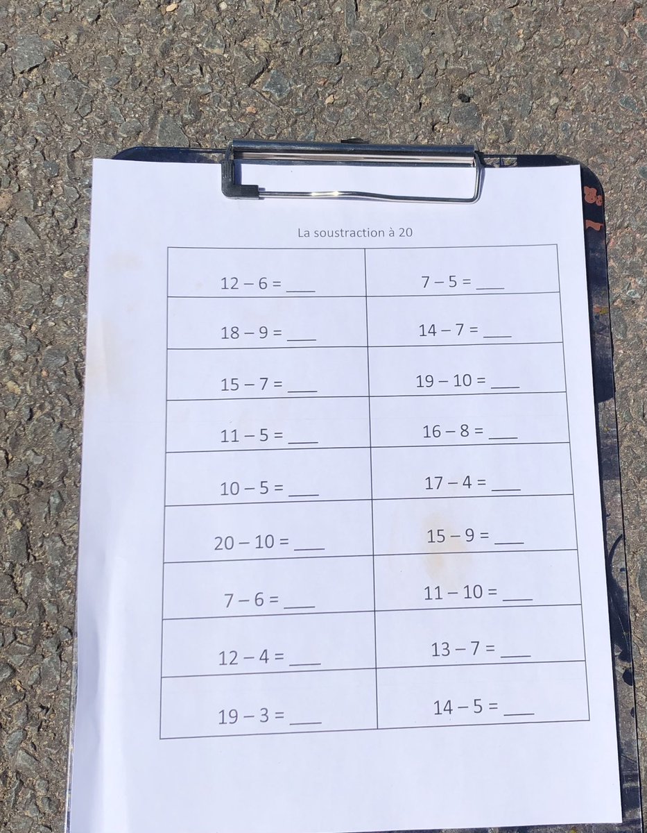 JohnsonMadame's tweet photo. Les maths dehors! A nice day calls for learning outside ☀️ @HRCE_NS  #math #learning #CrossAgeBuddies https://t.co/ZkveWPGQNO