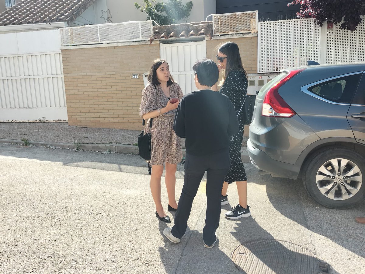 AytCiempozuelos's tweet photo. 🔴Raquel Jimeno está desde las 17:00h. en la zona de Vereda del Prado y alrededores, acompañada por concejales del equipo de Gobierno para escuchar tus peticiones o sugerencias.

Puedes acercarte a hablar con ellos hasta las 19:00 horas. https://t.co/C4HwC6seHM