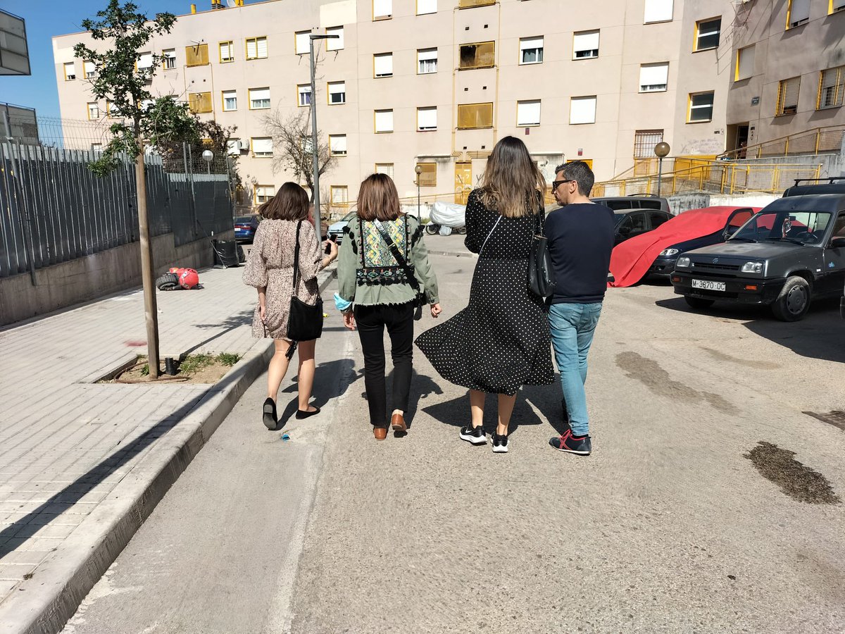 AytCiempozuelos's tweet photo. 🔴Raquel Jimeno está desde las 17:00h. en la zona de Vereda del Prado y alrededores, acompañada por concejales del equipo de Gobierno para escuchar tus peticiones o sugerencias.

Puedes acercarte a hablar con ellos hasta las 19:00 horas. https://t.co/C4HwC6seHM