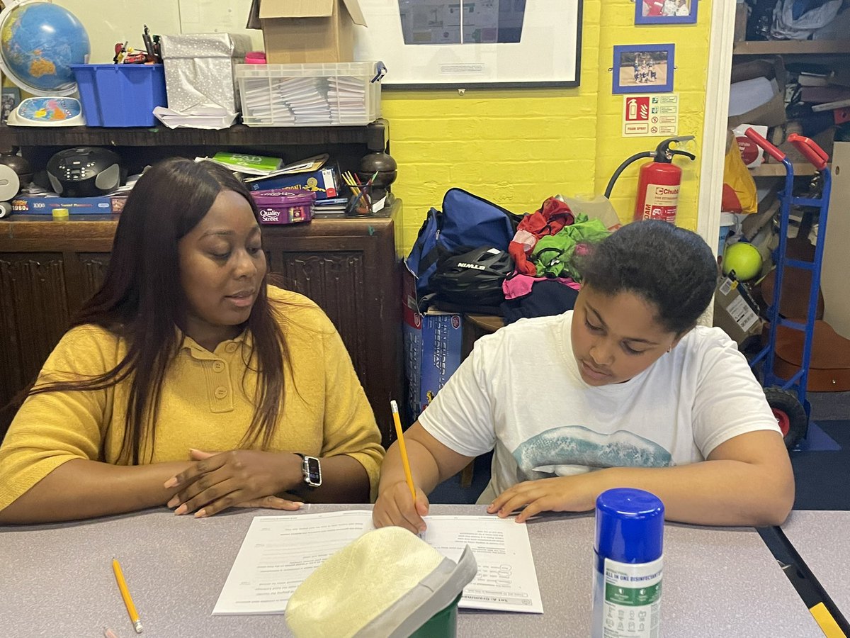 WHYCNunhead's tweet photo. #welcome to our new one to one #literacy #tutor Grace! Thanks to Paul from #SourcetheArea for arranging it! #youthwork #Nunhead https://t.co/1z580nOUpk