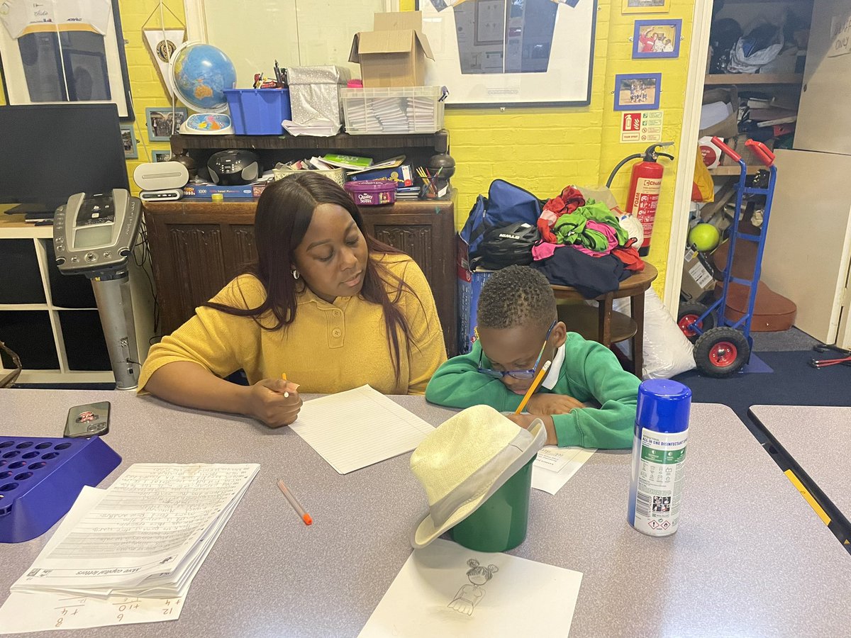 WHYCNunhead's tweet photo. #welcome to our new one to one #literacy #tutor Grace! Thanks to Paul from #SourcetheArea for arranging it! #youthwork #Nunhead https://t.co/1z580nOUpk