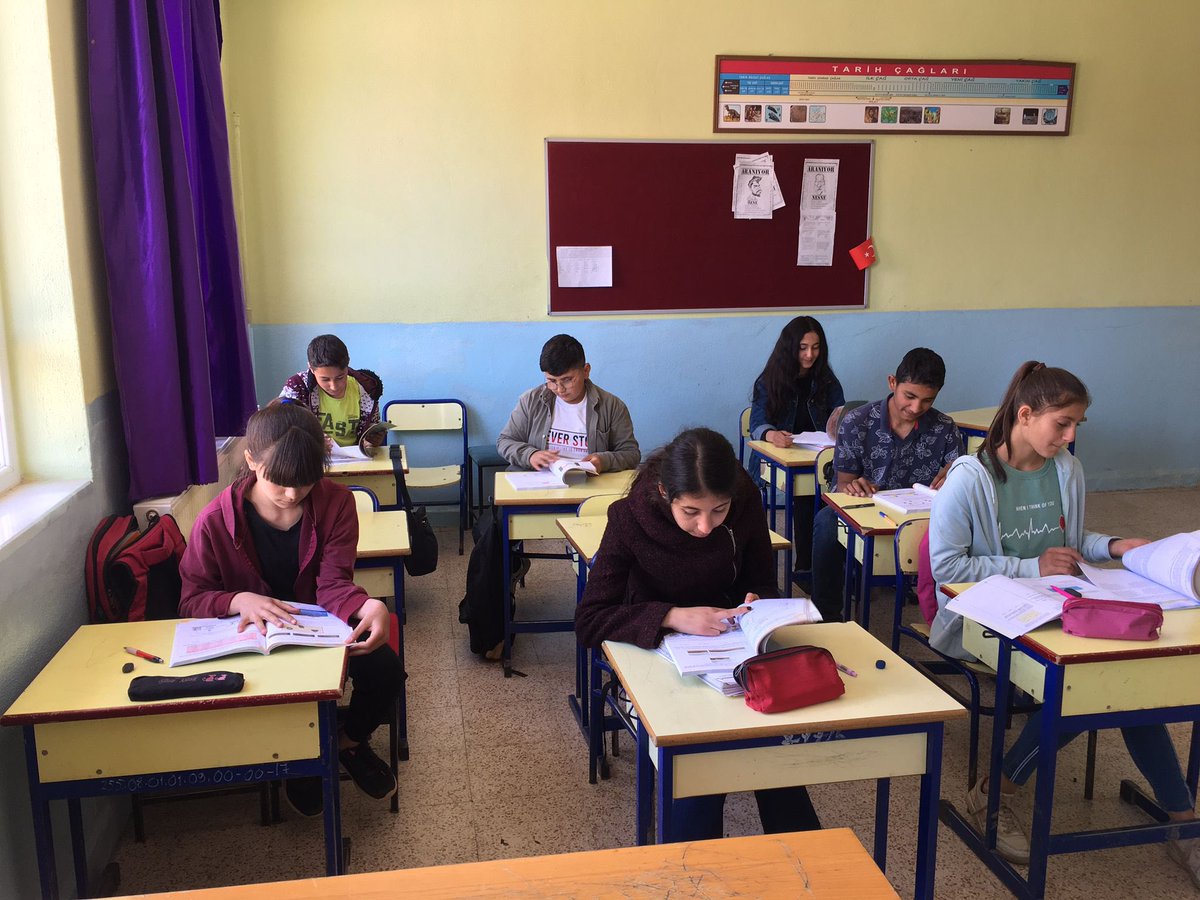 Bakanlığımız tarafından ortaokul 8.sınıf öğrencilerimize gönderilen LGS kitaplarının dağıtımını gerçekleştirdik. <a href="/KaleKaymakamlig/">Kale Kaymakamlığı</a> <a href="/kalemem20/">Kale İlçe Milli Eğitim Müdürlüğü</a> <a href="/totak2066/">Nurettin TIKIM</a> <a href="/KaleKitapOkuyor/">KalekitapOKUyorzinciri</a> <a href="/AysegulGuzel11/">Aysegul Guzel-MEB</a>