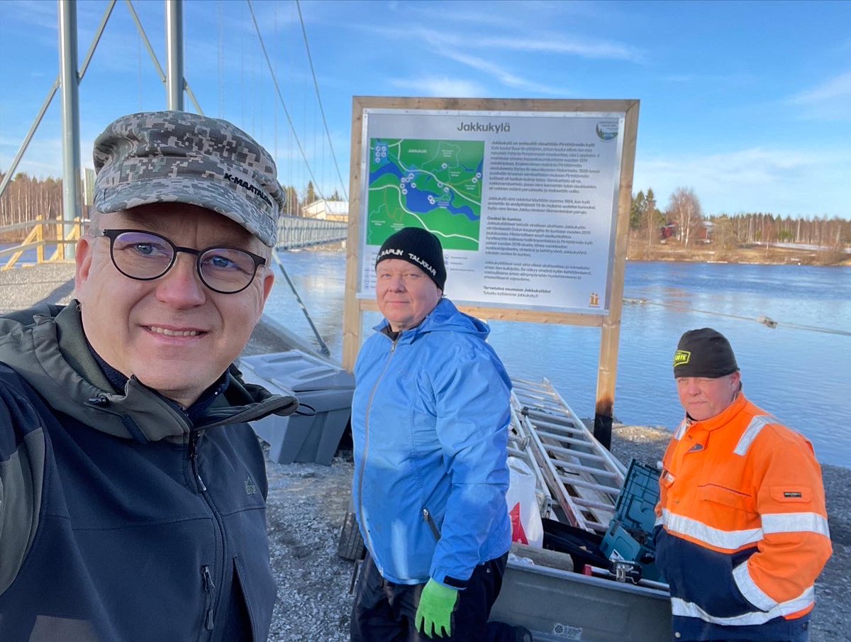 HannuKaisto's tweet image. Talkoiltiin Jakkukylästä ja kylän palveluista kertovat infotaulut riippusillan molempiin päihin paikalleen, että ovat 14.5 avajaisvieraiden luettavissa. Käykääpä lukaisemassa avajaisissa tai muuna aikana.😊

jakkukyla.fi

#riippusilta 
#talkoot
#jakkukylä 
#iinkunta