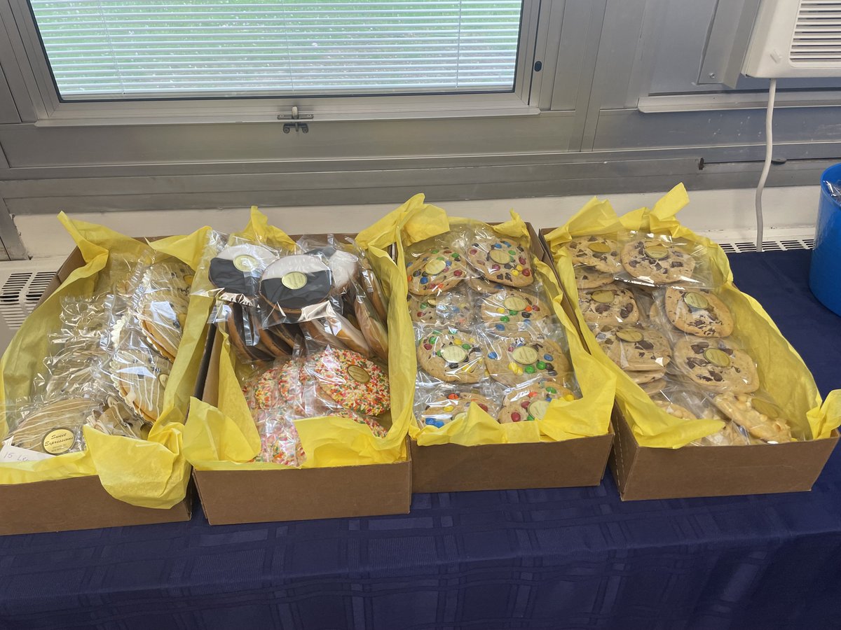 ValleyviewMS's tweet photo. Thank you to the PTA for lunch and the gift to celebrate our amazing staff.  #vvpride #REACH #thankyou #ourstaffrocks #HappyTeacherAppreciationWeek https://t.co/cdwJ0gdZel