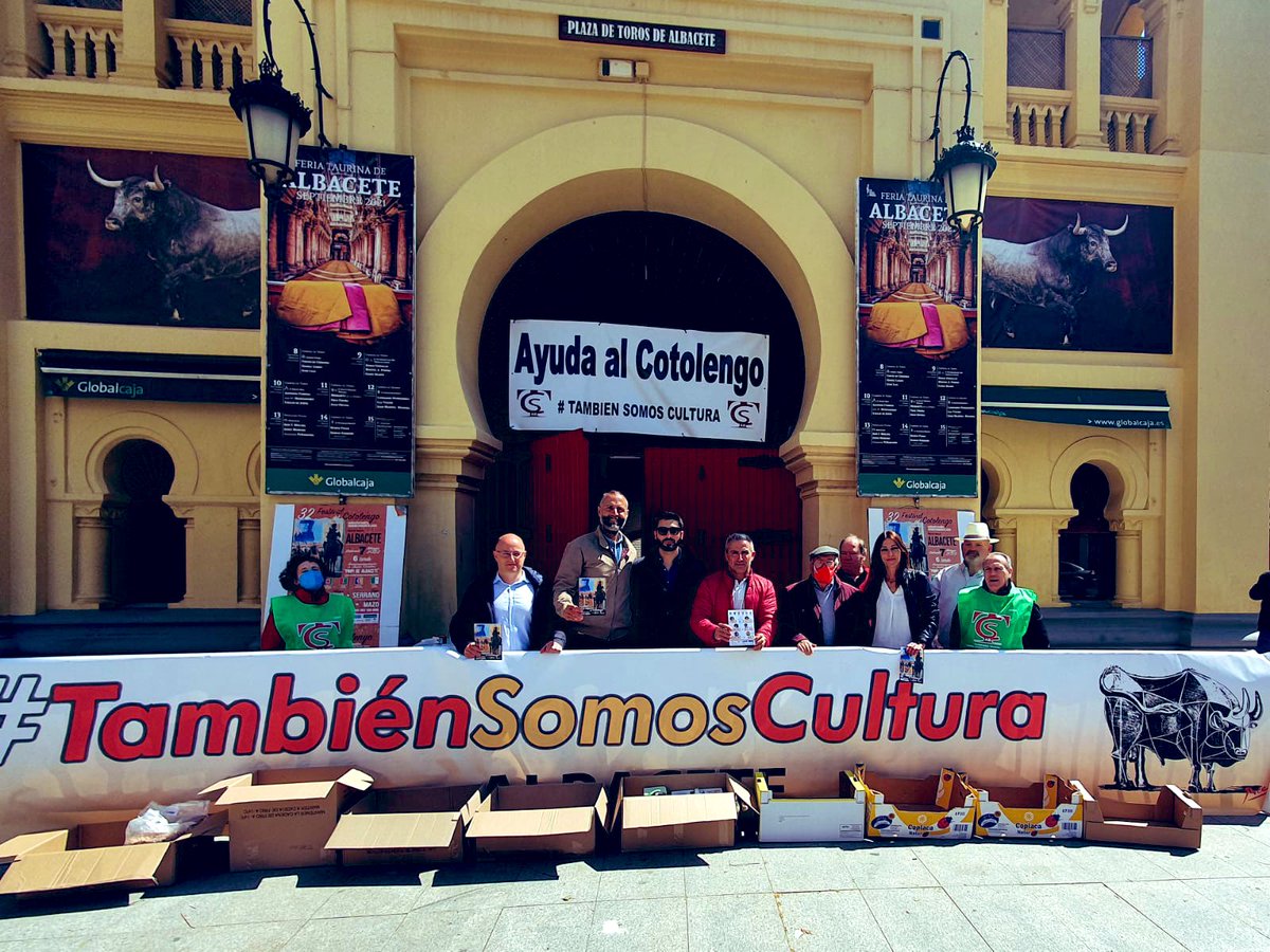 Un orgullo y un honor pisar la arena de la plaza de toros de #Albacete con los  maestros, Juan Cantos Garrido “EL PIMPI” y Antón Cortes Vargas, historia viva del “Toreo” en Albacete.
Desde <a href="/vox_es/">VOX 🇪🇸</a> <a href="/VOX_Albacete/">VOX Albacete</a> siempre apoyando nuestras tradiciones 🇪🇸💃🏻♉️🐂.