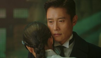 entrespire's tweet photo. “H” is for hug. “I already learned all the words beginning with H” • #GoAeSin is a deeply intelligent, insightful &amp; thoughtful character. #MrSunshine • #KimTaeRi #LeeByungHun https://t.co/832JQuzBoz