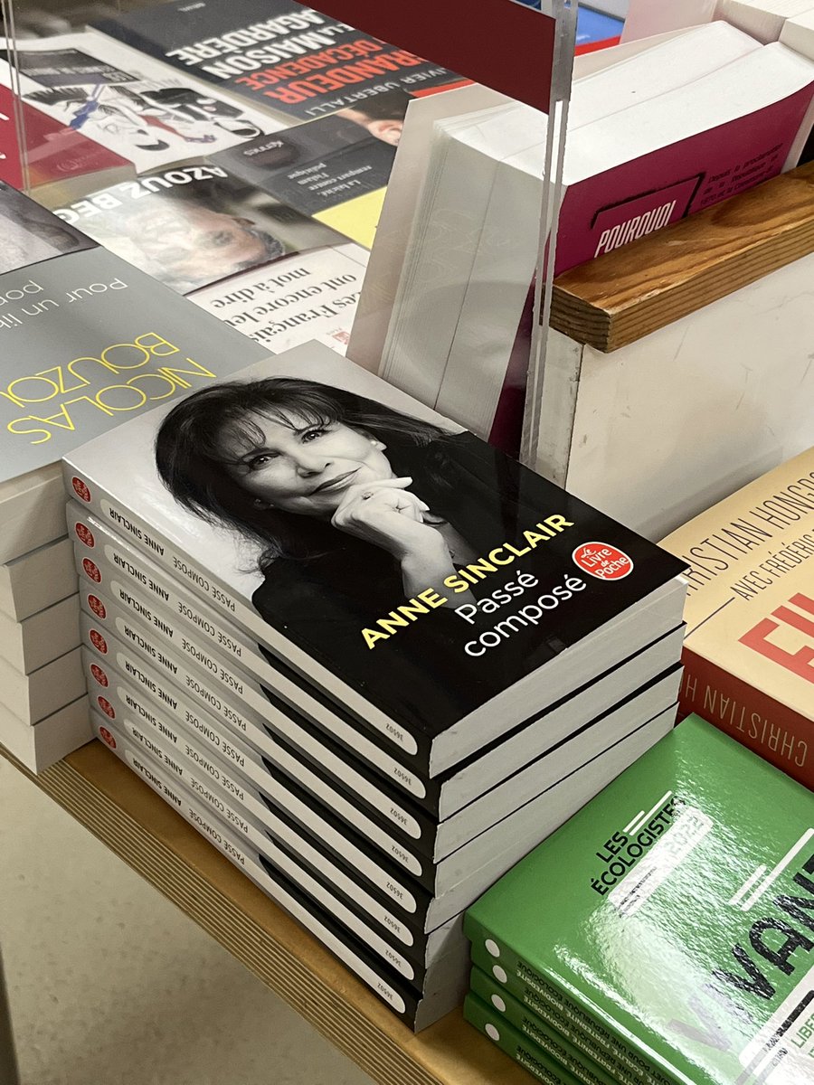 moidiane75004's tweet photo. Les mémoires d’@anne_sinclair en format poche dans toutes les bonnes librairies depuis mercredi 😍 #annesinclair #memoires #passecompose #grasset https://t.co/ImzP6E4OyG