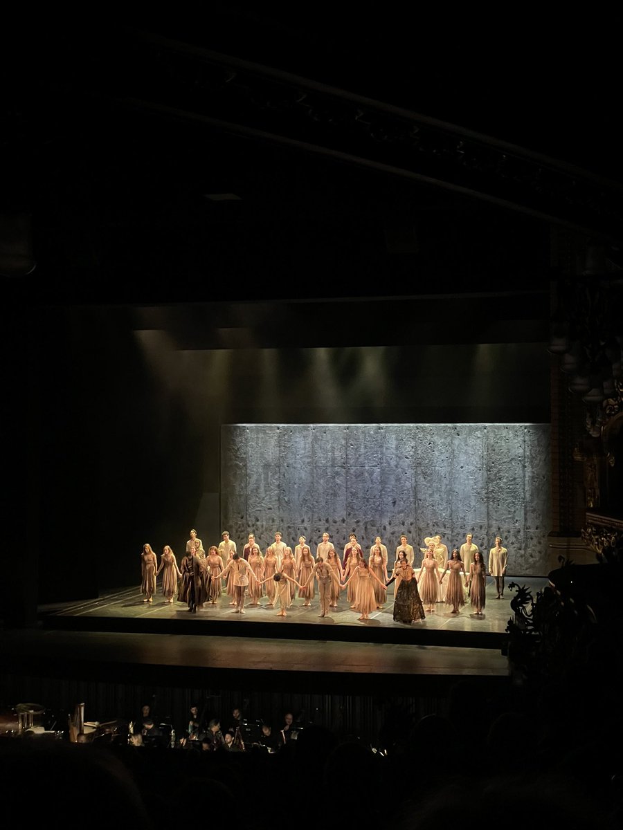 Quina meravella! La Giselle amb dramatúrgia i coreografia d’Akram Khan ha estat una experiència quasi meditativa.Impressionant l’English National Ballet.