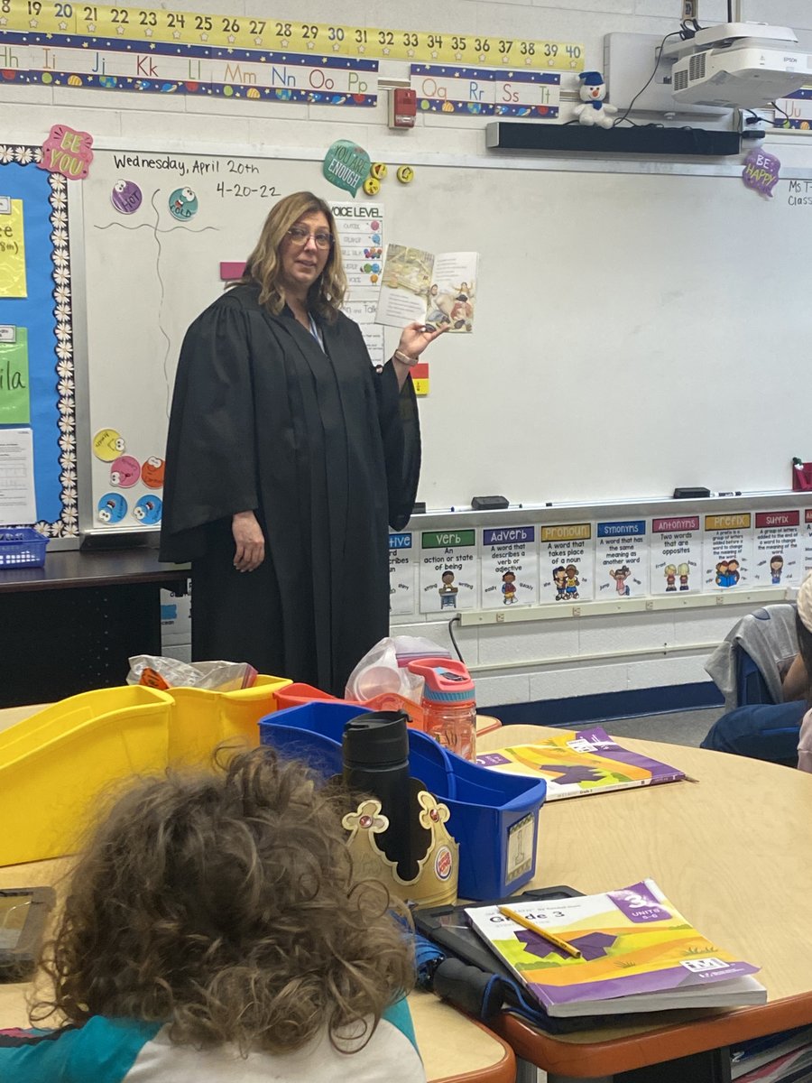 ILJudgesAssoc's tweet photo. 11th Judicial Circuit Court Judges Amy McFarland & Sarah Duffy had a great time participating in IJA's #pageitforward program. Judges McFarland & Duffy read "Abe Lincoln's Hat" by Martha Brenner to 3rd grade students at Lincoln School in Pontiac, Illinois @Pontiac429 https://t.co/D9zb7euQtJ