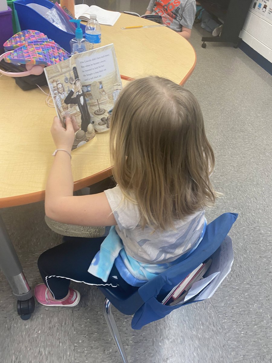 ILJudgesAssoc's tweet photo. 11th Judicial Circuit Court Judges Amy McFarland & Sarah Duffy had a great time participating in IJA's #pageitforward program. Judges McFarland & Duffy read "Abe Lincoln's Hat" by Martha Brenner to 3rd grade students at Lincoln School in Pontiac, Illinois @Pontiac429 https://t.co/D9zb7euQtJ