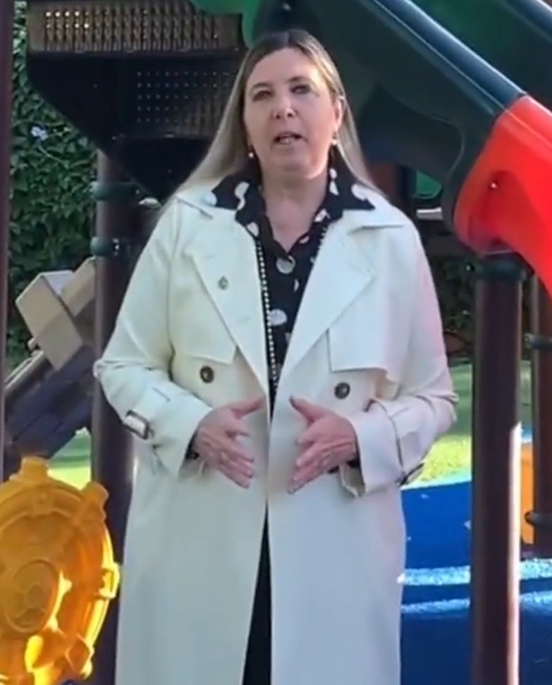 gordodeolimpia's tweet photo. Mírenle bien. Porque esta es la vieja hija de puta, encubridora de pedófilos que en todo momento mantuvo como un "incidente" la violación de un menor de edad. Directora del colegio SEK Carolina Urbieta.
#SEK
#Lambaré https://t.co/AXjNM5QJxY