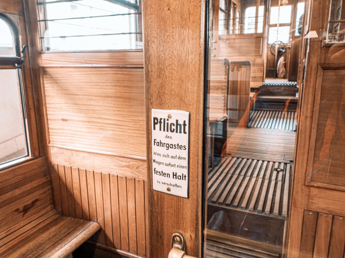 alsnuff_de's tweet photo. Historische Standseilbahn in Stuttgart. Sie fährt zum Waldfriedhof und wird deshalb auch "Erbschleicher-Express" genannt. https://t.co/UKE3eZlu3J