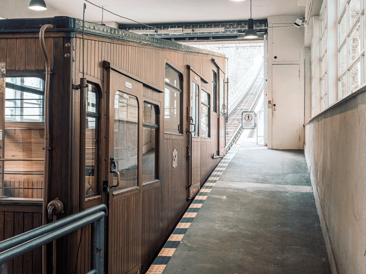 alsnuff_de's tweet photo. Historische Standseilbahn in Stuttgart. Sie fährt zum Waldfriedhof und wird deshalb auch "Erbschleicher-Express" genannt. https://t.co/UKE3eZlu3J