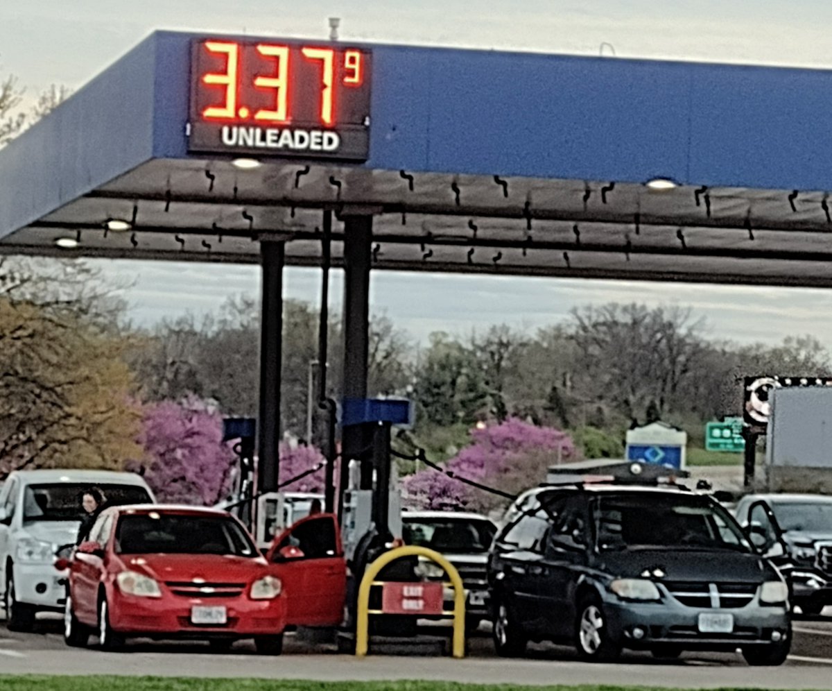 Itsfunny2me_com's tweet photo. 😶‍🌫️

I wonder if they're related... https://t.co/tSgWE3Osxd