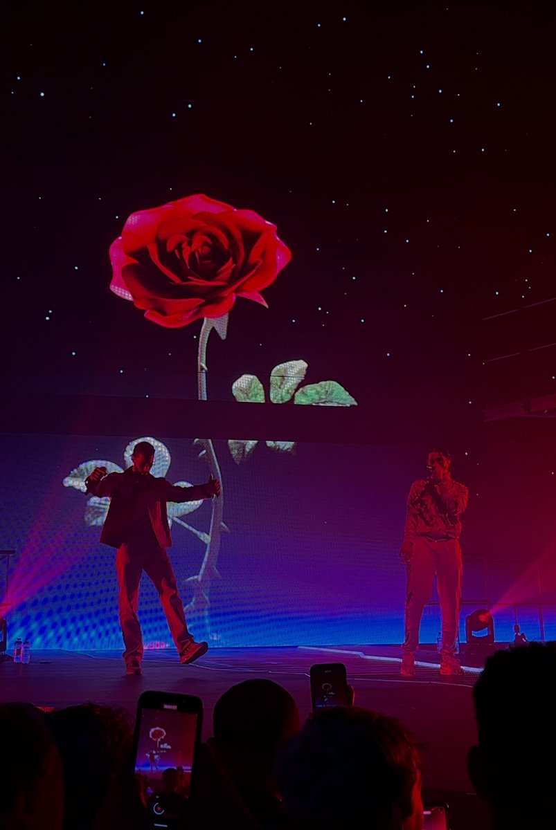 celiadbt's tweet photo. Quelques photos parce que le concert était vraiment incroyable #PNLTOUR2022 https://t.co/SWr8SRXA9i