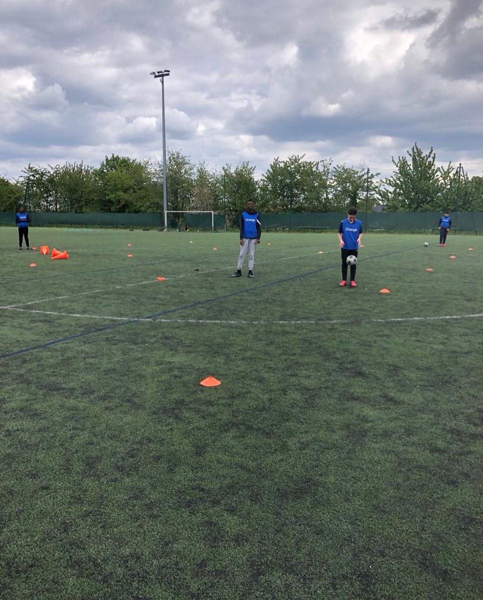 Uliscofootball's tweet photo. Le stage des U14 a permis d’aborder les dangers des réseaux sociaux. 

Cette sensibilisation s’inscrit dans le cadre du partenariat avec #orange #programmeeducatif ! 

#stageu14 #orange #programmeeducatiffederal #lesulis #uliscofootball #91940 https://t.co/Z4gQ5Xnl26