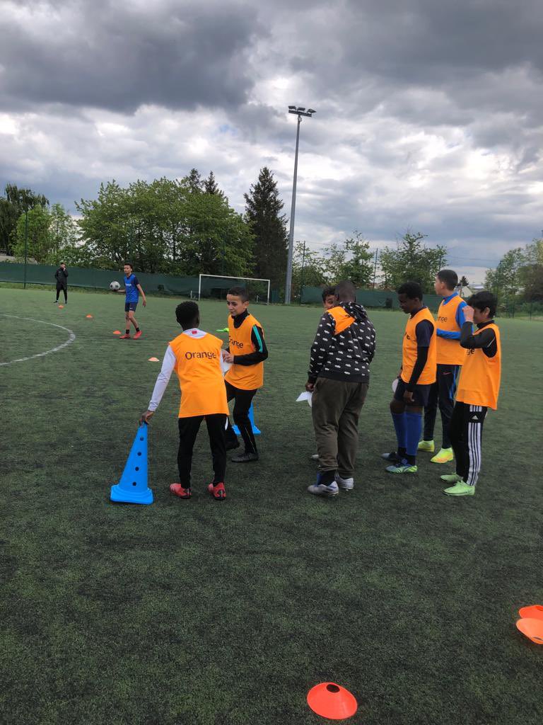Uliscofootball's tweet photo. Le stage des U14 a permis d’aborder les dangers des réseaux sociaux. 

Cette sensibilisation s’inscrit dans le cadre du partenariat avec #orange #programmeeducatif ! 

#stageu14 #orange #programmeeducatiffederal #lesulis #uliscofootball #91940 https://t.co/Z4gQ5Xnl26