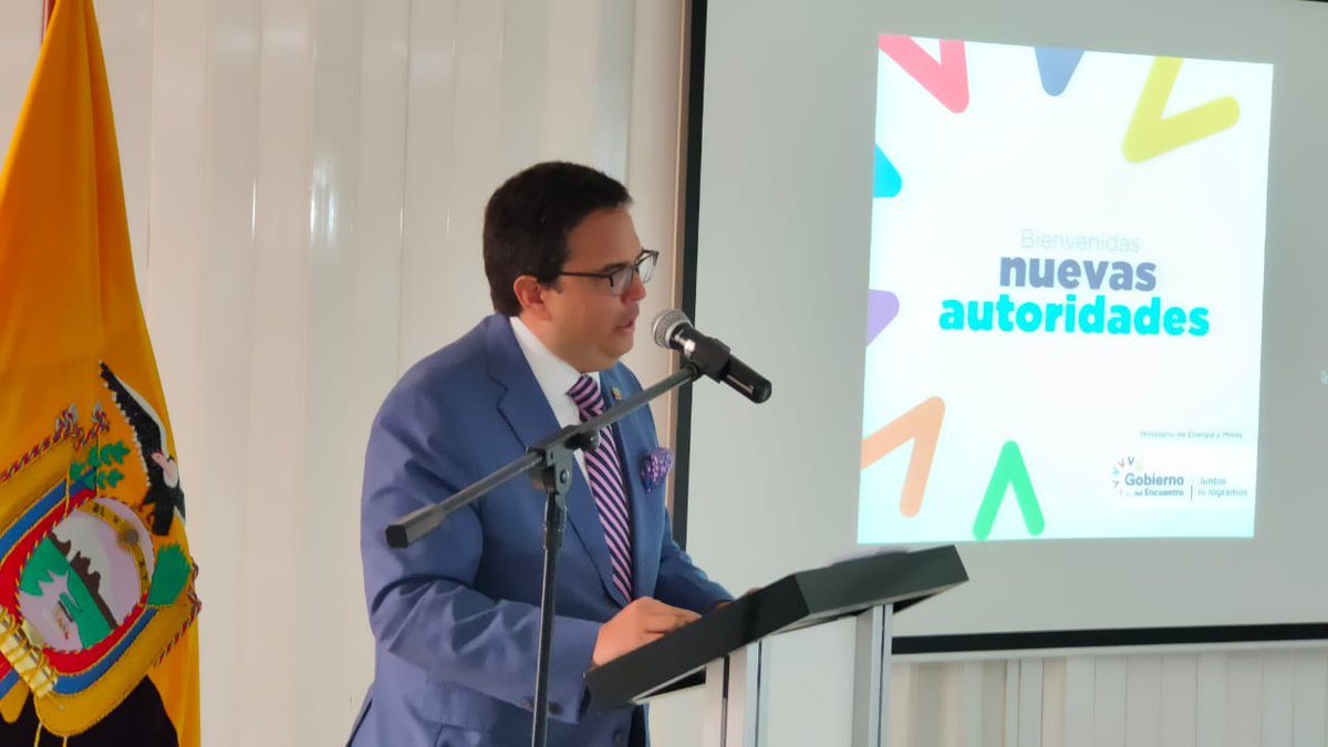 ViceminEnergia's tweet photo. @XavierVeraG @XavierZambranoA @reinaldonole Ministro de Energía y Minas, @XavierVeraG: "Impulsemos procesos estratégicos y fortalezcamos los vínculos laborales, porque solamente así se cumplirá nuestra principal consigna de Gobierno: ¡#JuntosLoLogramos!".

#DesarrolloEnergéticoResponsable
#JuntosCumplimos https://t.co/ZDS8GwU6f9