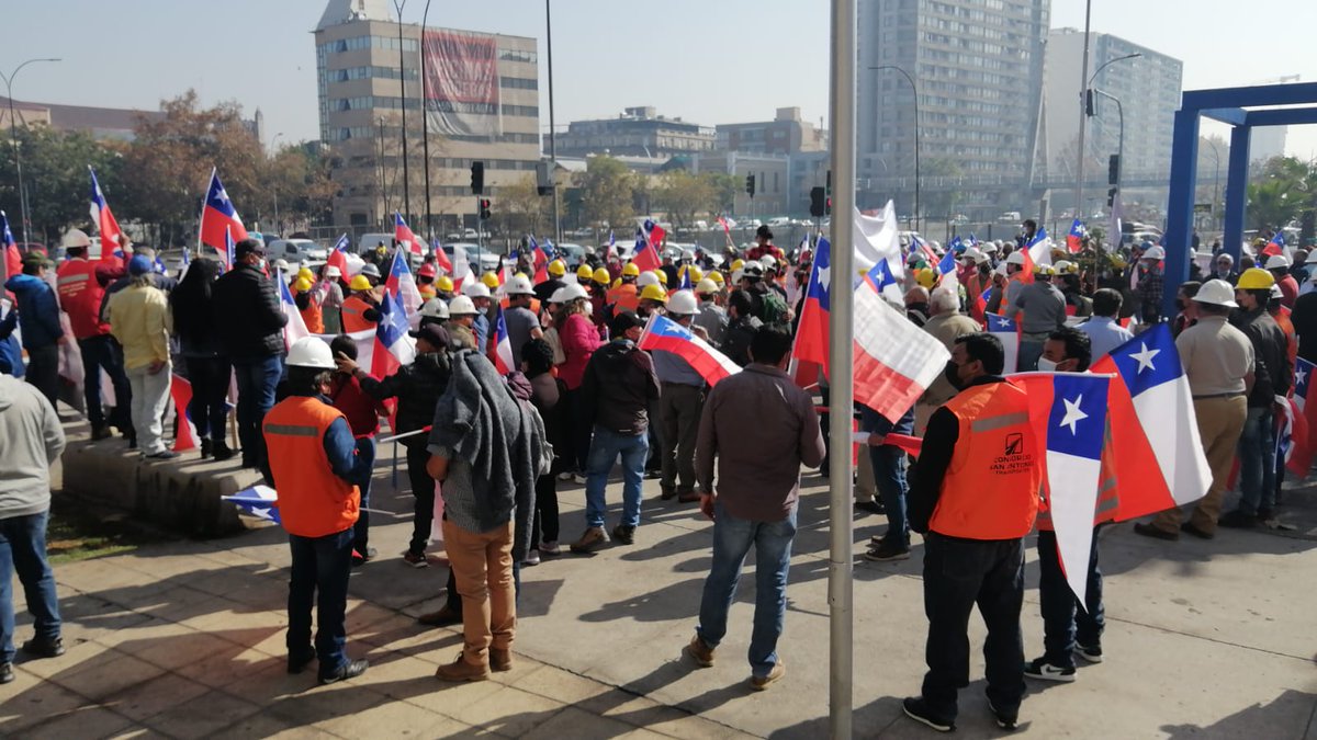 mineriayfuturo's tweet photo. Trabajadores de la pequeña #minería del país, se reúnen este viernes en Santiago, para manifestar su oposición al estatuto constitucional minero redactado por la comisión de Medioambiente, y que será votado por el pleno de la Convención Constitucional. https://t.co/ip08gilN3Y
