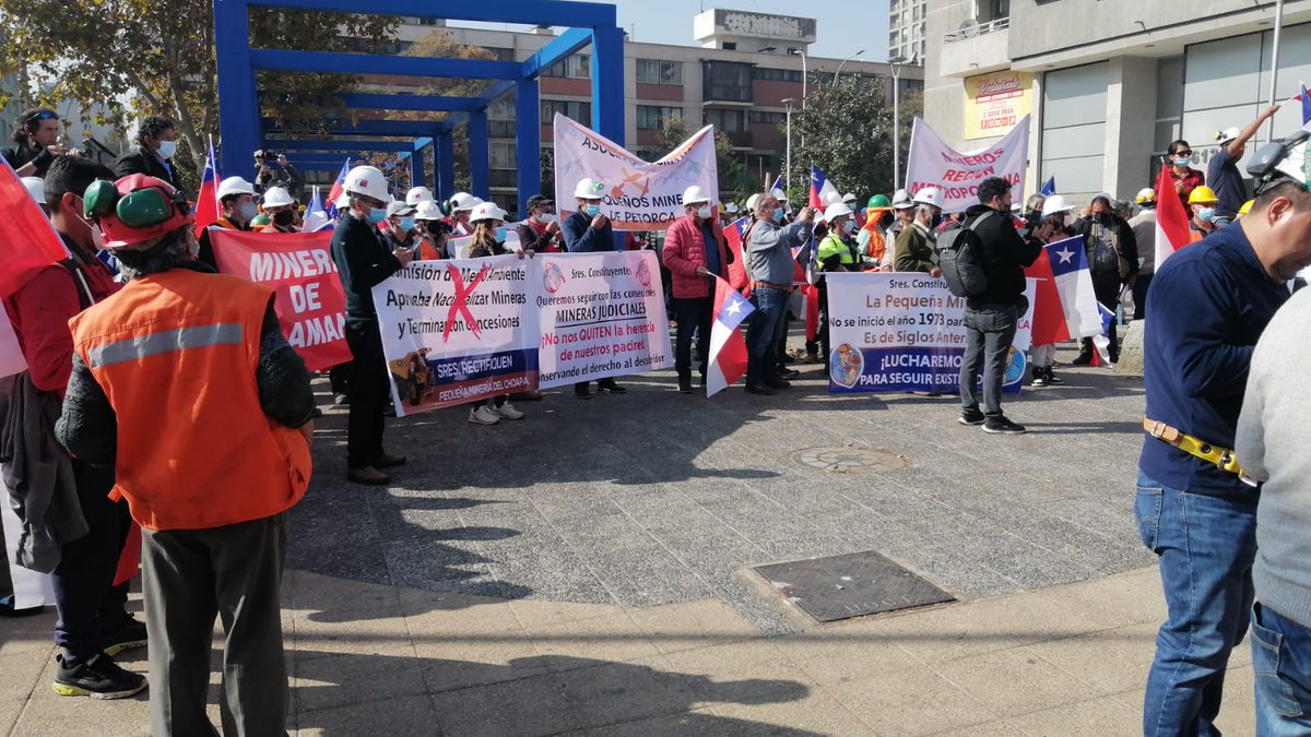 mineriayfuturo's tweet photo. Trabajadores de la pequeña #minería del país, se reúnen este viernes en Santiago, para manifestar su oposición al estatuto constitucional minero redactado por la comisión de Medioambiente, y que será votado por el pleno de la Convención Constitucional. https://t.co/ip08gilN3Y