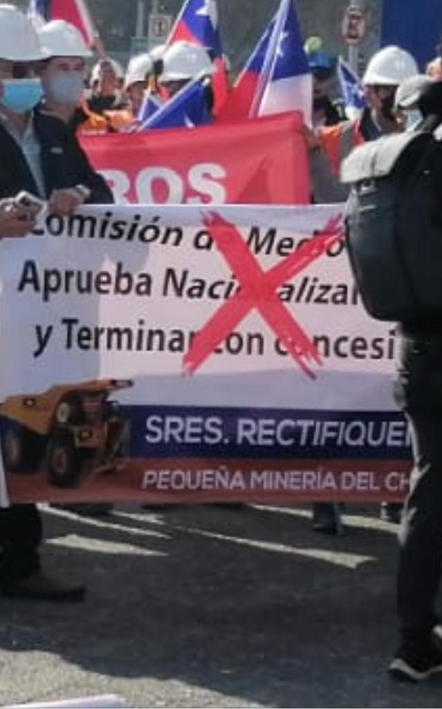 mineriayfuturo's tweet photo. Trabajadores de la pequeña #minería del país, se reúnen este viernes en Santiago, para manifestar su oposición al estatuto constitucional minero redactado por la comisión de Medioambiente, y que será votado por el pleno de la Convención Constitucional. https://t.co/ip08gilN3Y