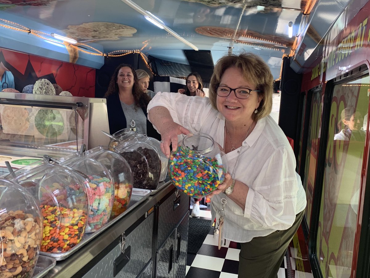 HowellTwpRamtwn's tweet photo. Thank you Ramtown PTO and Sue’s Ice Cream Emergency for the amazing treats and putting smiles on our staff members’ faces #HTPSTalentTeams #HTPSBeTheLight 🍦 https://t.co/6splFEnLqF