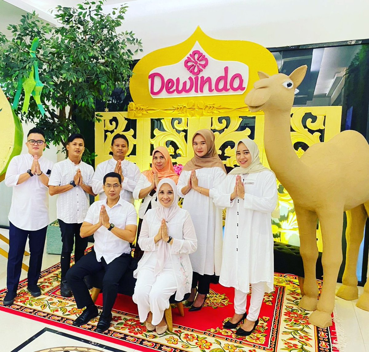 indralim83's tweet photo. Team Dewinda hotel https://t.co/9bwF37VYnH
