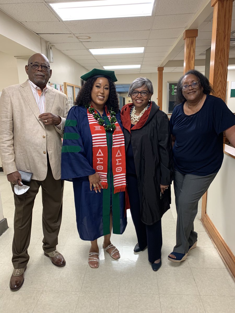 DHFord1986's tweet photo. Congratulations to the Howard University College of Medicine Class of 2022! 116 dynamic new docs that will change the world. So proud! @HowardU #hu2022 #hucm2022 https://t.co/BmINkqDdp6