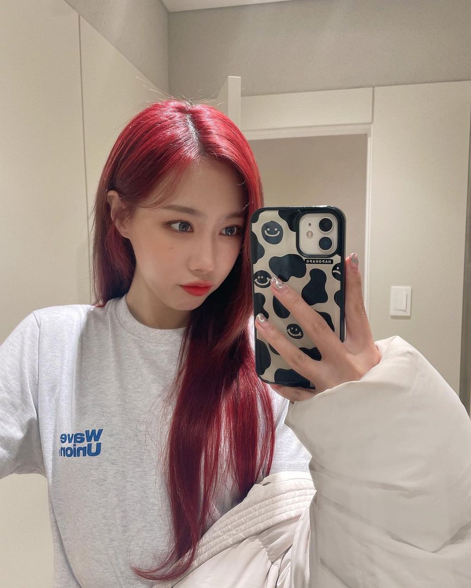 cgirlsthinker's tweet photo. Red is her color

#한동 #韓東 #HANDONG 
#드림캐쳐 #Dreamcatcher  @hf_dreamcatcher https://t.co/jmkimsjDMq