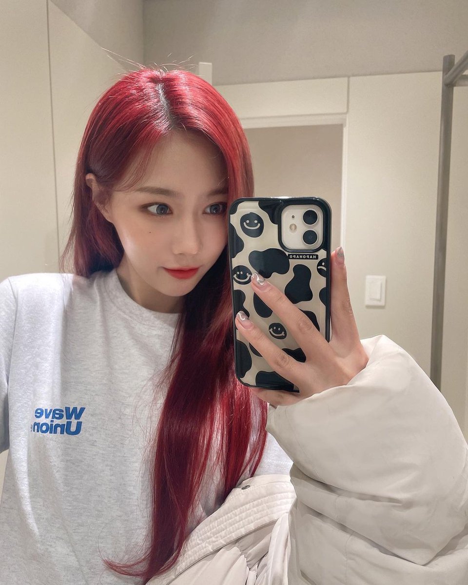 cgirlsthinker's tweet photo. Red is her color

#한동 #韓東 #HANDONG 
#드림캐쳐 #Dreamcatcher  @hf_dreamcatcher https://t.co/jmkimsjDMq