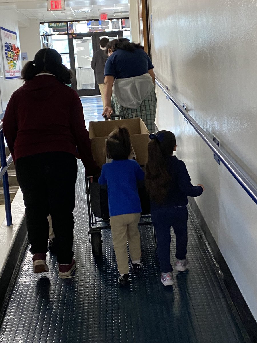 CREWatDISD's tweet photo. “I collaborate with my wolfpack family because we are better together.” #BetterWorldDay #HabitsofCharacter @ELeducation @DISDSoutheast @TrusteeHenry https://t.co/GMDxVe1HYG