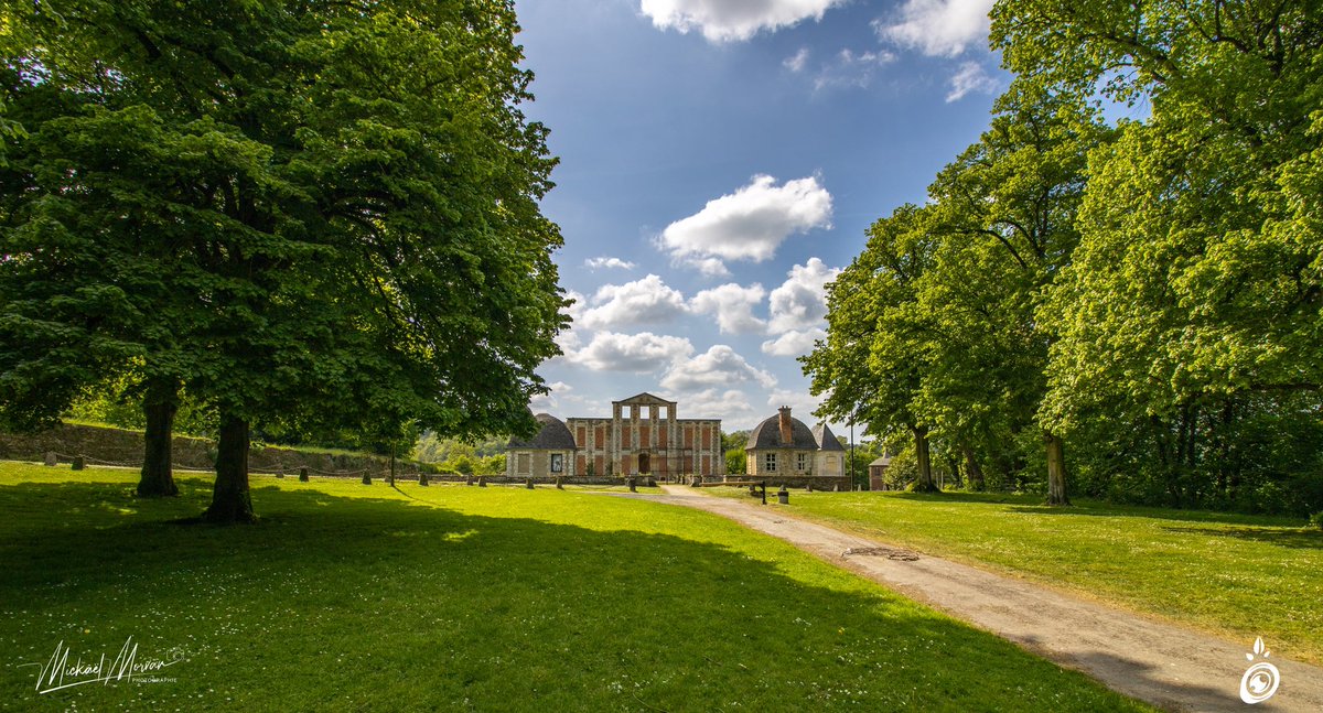 morvan_photo's tweet photo. Parc et château de Thury-Harcourt. De cette bâtisse du XVIIe - XVIIIe siècle ne reste aujourd’hui que la façade des suites de la mise à feu du château par les allemands en août 1944. #lehom #thuryharcourt #suissenormande #calvados #bassenormandie #Normandie #MagnifiqueFrance https://t.co/1CW1pMOLgX