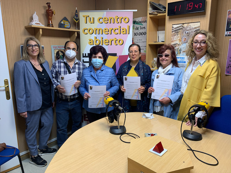 radiolaroda's tweet photo. @albacetecentro ha entregado los 4 vales de 100 euros cada uno para comprar en los comercios del centro de Albacete a: 

➡️ Loli de Toro Martínez.
➡️ Sandra Cano Ibáñez.
➡️ Rosario Varea Moya.
➡️ Santiago Sevilla Parreño.

¡Enhorabuena y gracias por concursar en @radiolaroda! https://t.co/NsriB33kEM