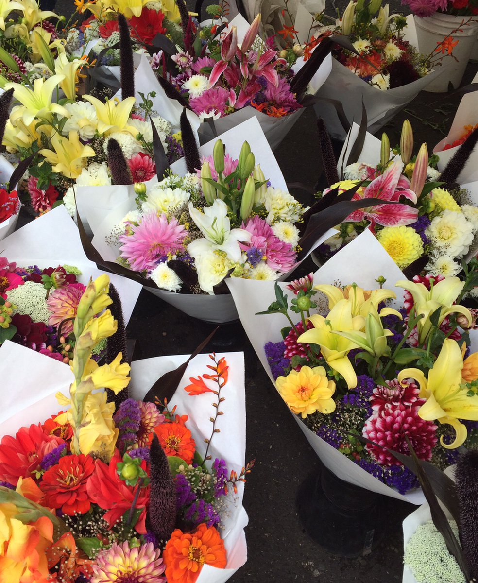 Vancouver_USA's tweet photo. Thereโs still time to get mom the perfect #MothersDay bouquet! Head to the @VanWafarmersmkt from 10-3 for the perfect Mother's Day outing! ๐ #VancouverWA #SupportVanWA https://t.co/tbtZlwS8wv