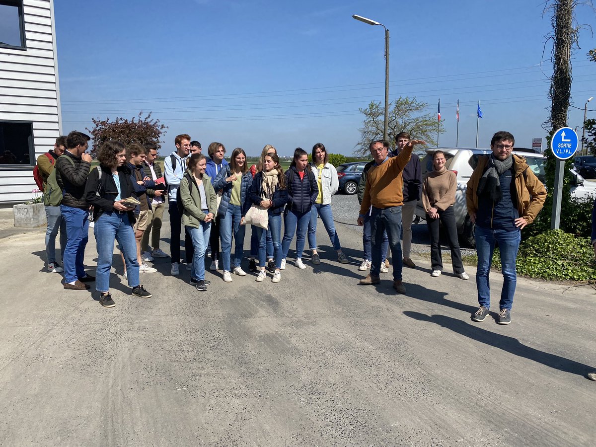 16 étudiants Junia_ingénieurs (ISA) sont venus découvrir le monde du négoce et du plant de Pomme de Terre. Après une présentation en salle, ce sont les bâtiments, notre laboratoire, notre germoir et le centre de conditionnement qui ont été présentés.