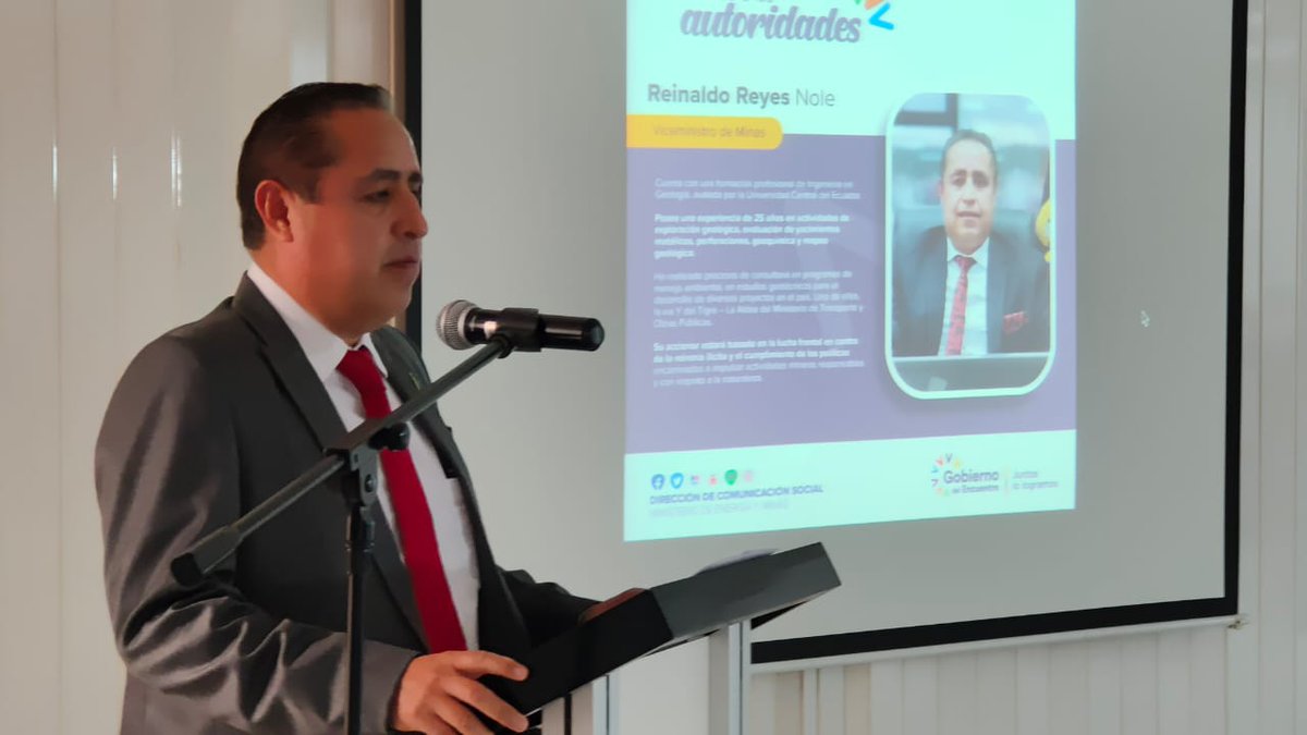 ViceminEnergia's tweet photo. @XavierVeraG @XavierZambranoA @reinaldonole El Viceministro de Minas, @reinaldonole, se refirió al impulso de procesos encaminados a desarrollar actividades mineras responsables con el ambiente y las comunidades. Además, la lucha frontal en contra de la minería ilícita.

#DesarrolloEnergéticoResponsable
#JuntosCumplimos https://t.co/kR3c2qbPzB