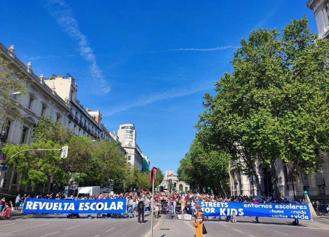 Poca broma cuando familias y vecindarios reclamamos #CallesAbiertasParaLaInfancia y ciudades amables, saludables y seguras. Enorme éxito hoy de <a href="/RevueltaEscolar/">RevueltaEscolar SchoolRebellion RevoltaEscolar</a>, y esto solo va a ir a más. La solución no son más medidas cosméticas y publicitarias <a href="/AlmeidaPP_/">José Luis Martínez-Almeida</a> <a href="/begonavillacis/">Begoña Villacís</a>