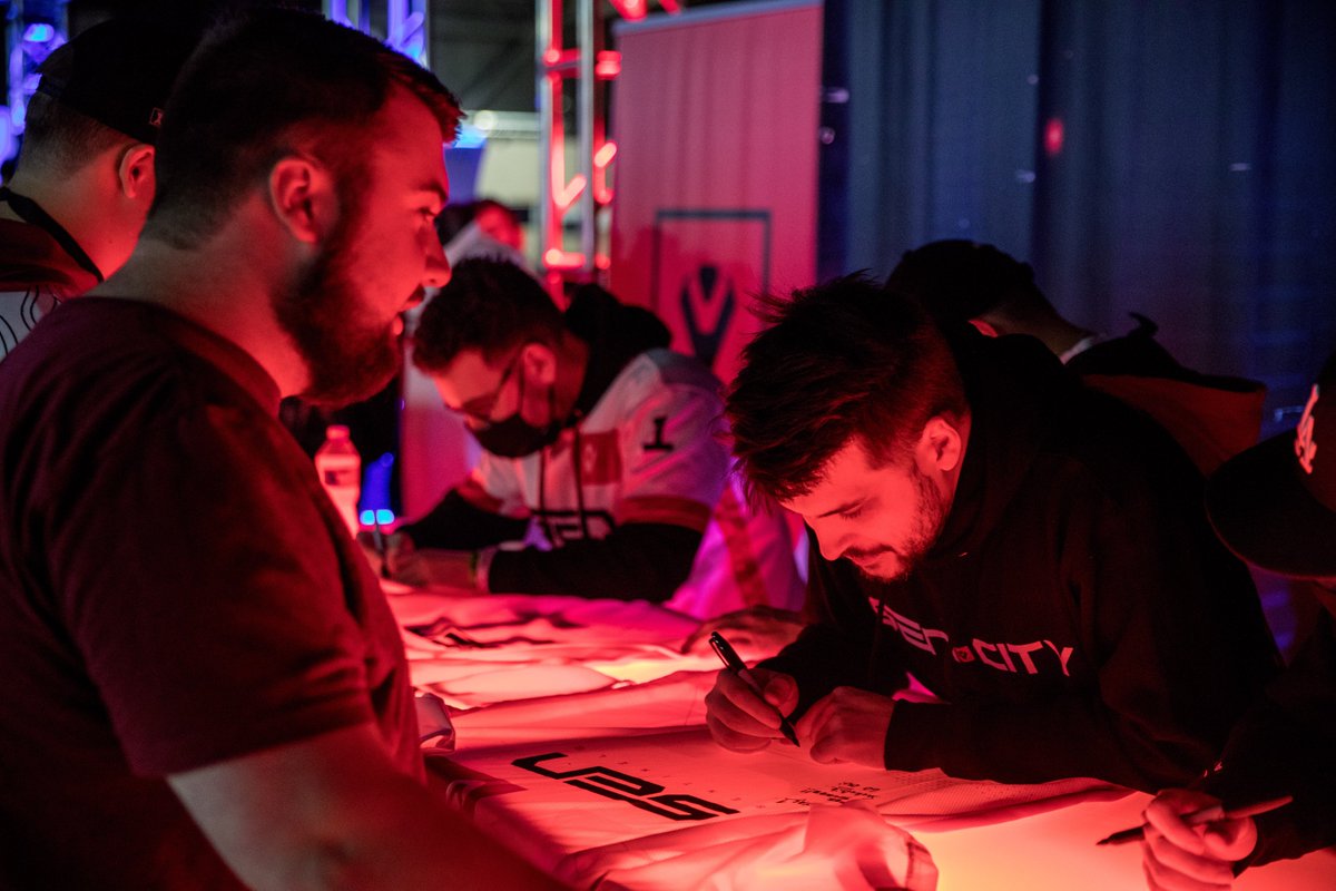 OUEsports's tweet photo. What do you think Halo Crimson member @CollinPoulin is saying to @LxthuL in this photo?

#OUesports #HCSKansasCity2022 https://t.co/ZkrFmpTEUX