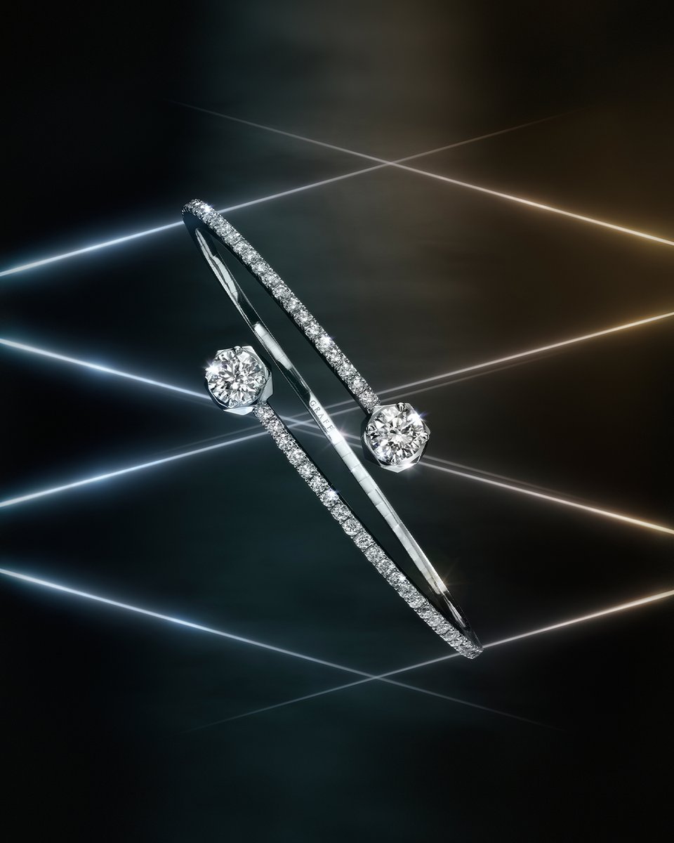 DamasJewellery's tweet photo. GraffLGSignature  يعتمد التصميم على الخطوط الهندسية لإظهار الرسم الظلّي الفريد لروعة قطعة الماس الدائرية.

#GraffDiamonds #GraffAtDamas #FallinLoveWithGraff #DamasJewellery #HouseOfJewelleryDesign https://t.co/PL7LOiaM7G