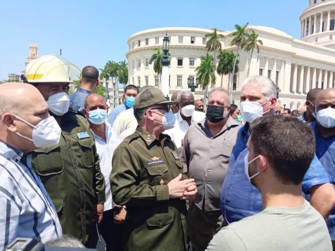 50Trabajadores's tweet photo. #ExplosiónSaratoga El Presidente #Cuba @DiazCanelB en el lugar de los hechos, acompañado por el Primer Ministro @MMarreroCruz  y el Presidente de la Asamblea Nacional del Poder Popular, Esteban Lazo Hernández. https://t.co/eAktEgaWq1