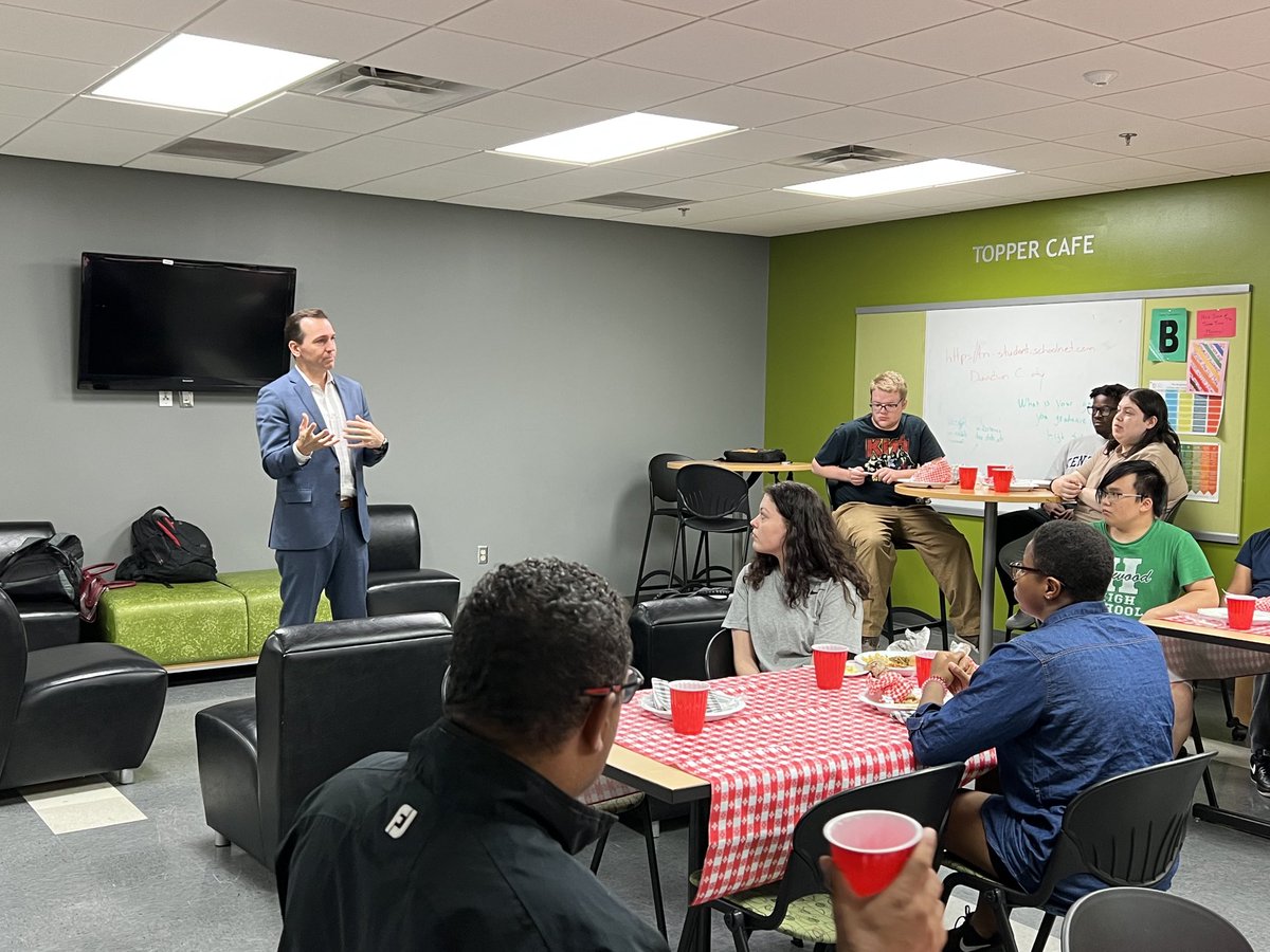 ⁦⁦<a href="/JRClemmons/">John Ray Clemmons</a>⁩ talking to our ⁦⁦@JobsforTNGrads⁩ about the state investing in our students but also the importance of students giving back to their communities. Great advice!