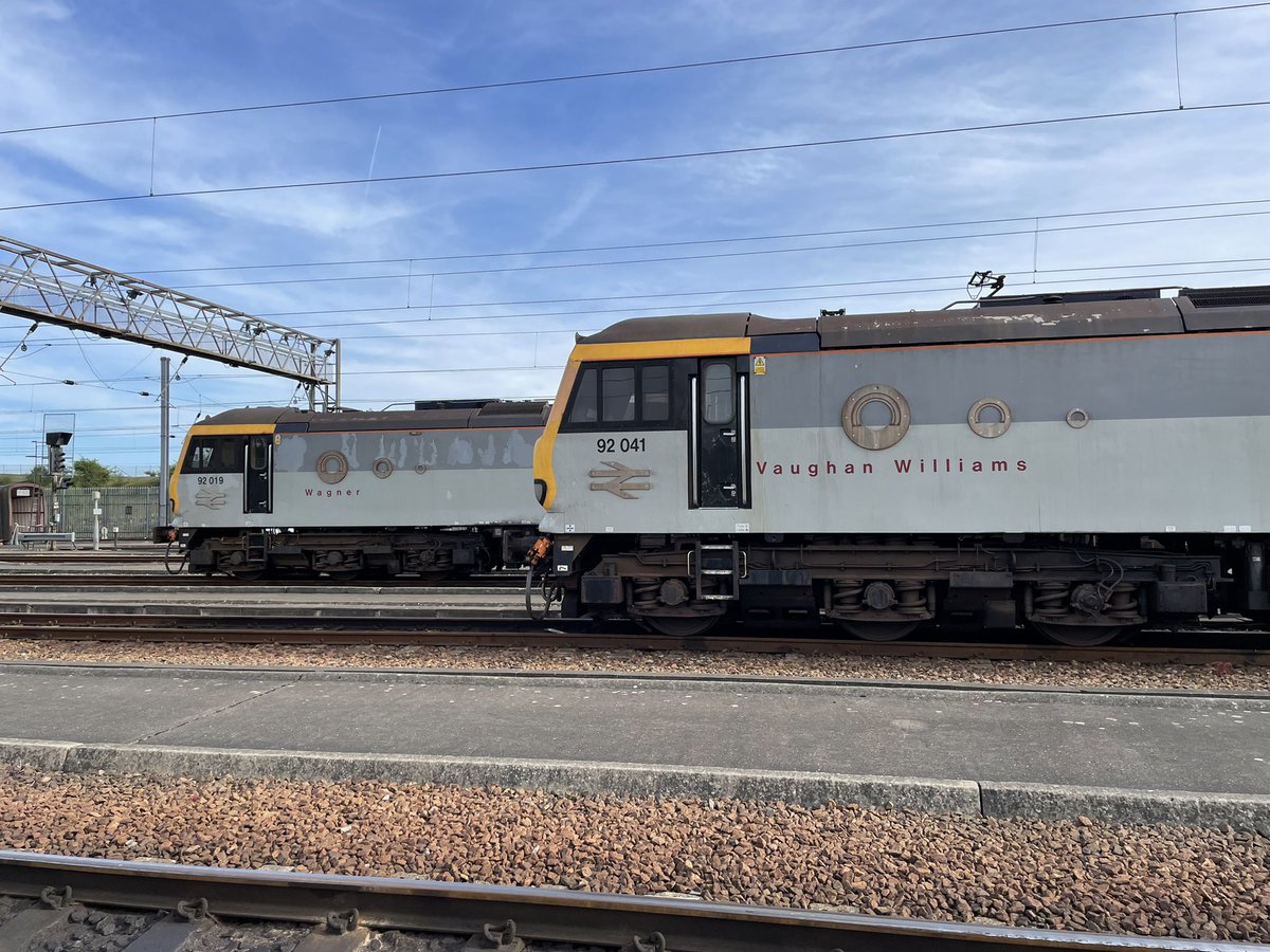 SimonZev's tweet photo. One of these electric beasts will haul this rake through the tunnel and into Europe later this evening 🙌
#CrossBorderFreight #FreightIsGreat #TrainLife https://t.co/PuiuRWz2Cy