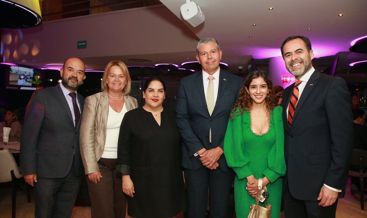 RTurismoMx's tweet photo. #CAPITALIGrupoHotelero, la empresa operadora de la cadena hotelera @HSHOTSSONHotels, celebró la inauguración de su catorceavo hotel en el país y el primero en #CDMX, por todo lo alto.

@HSHOTSSON @alejandromatb  @FISSARERP @verosanchezMX @ara1000

https://t.co/vOZcvk8c7j https://t.co/bhgQMvpYNM