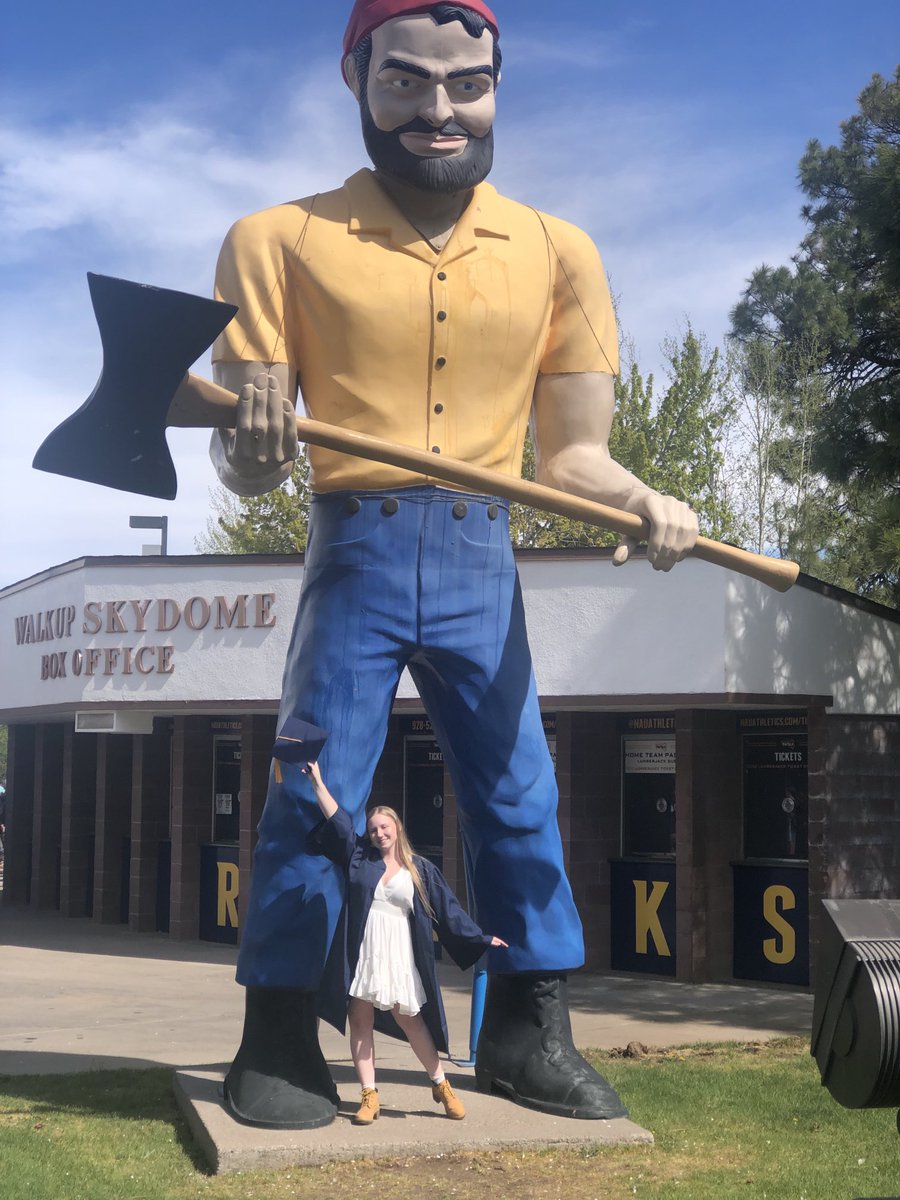 azamysue's tweet photo. The girl rocks! 💙💛 #NAUGRAD https://t.co/VMa3RaKD7m