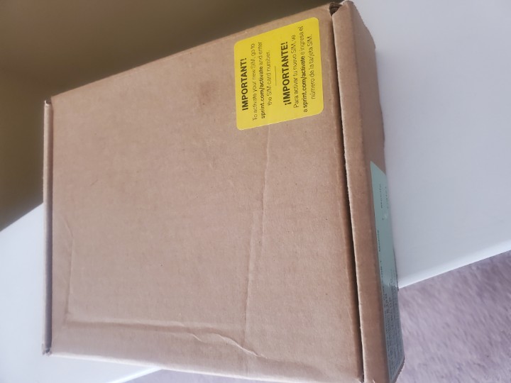 usavedme71's tweet photo. sprint account   $500 for not returning broke phone but I did but some idiot in there warehouse logged in that I returned th replacement but as you can see as of 829am 5/6/2022 I have that phone in hand (2/2) https://t.co/RIoC8qbeJZ