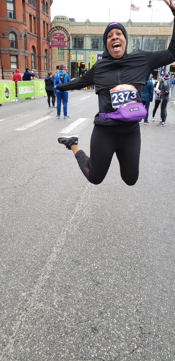 RichNye13's tweet image. Meet #FunRunnerGirl. @USArmy veteran @JamickaEdwards started running 6 years ago. She found friends &amp;amp; connection, especially with the relatively few Black women runners. She’s known for her enthusiasm &amp;amp; encouragement of other runners. Running 5K + mini Saturday. 5:15 pm @WTHRcom