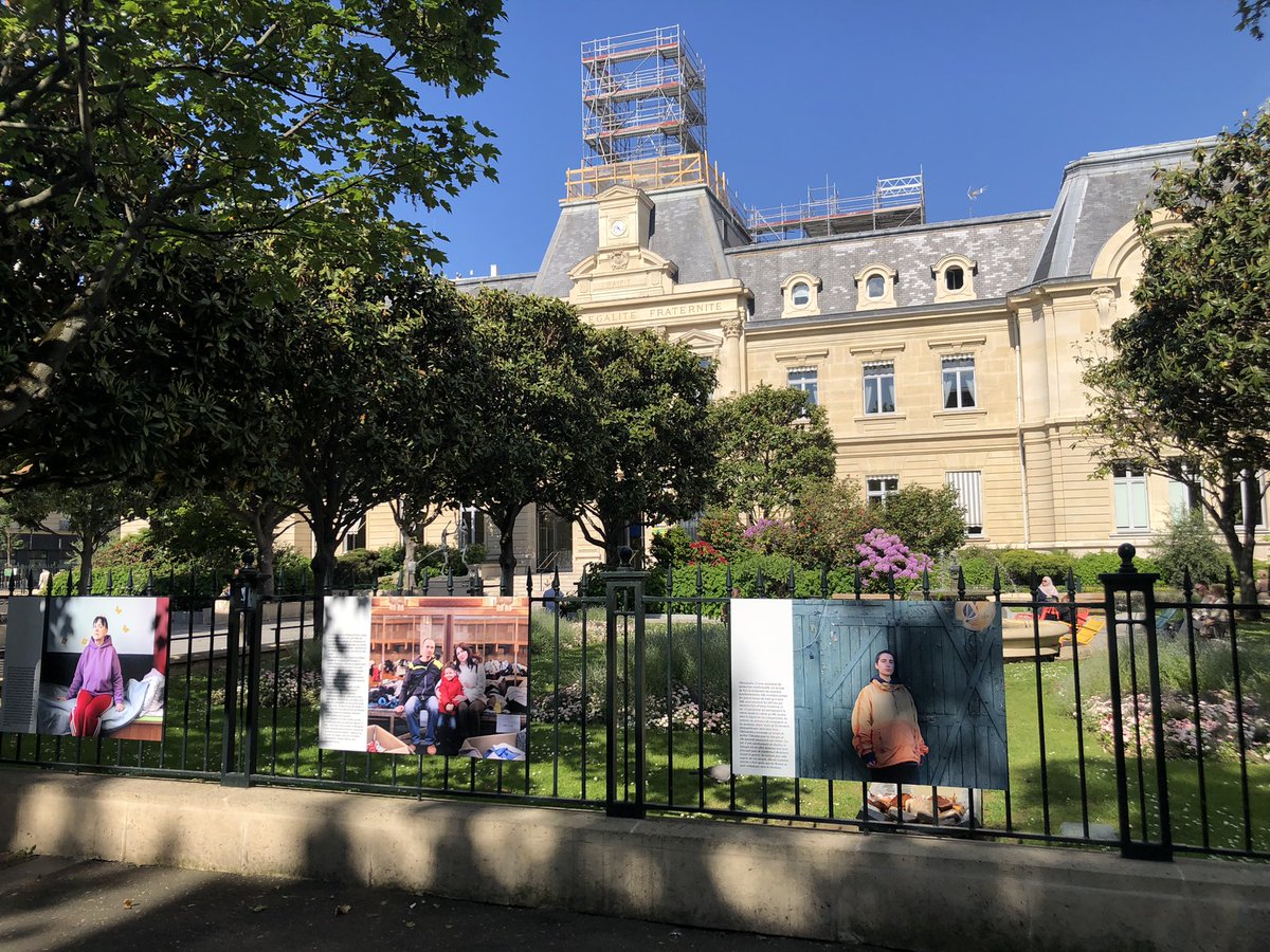 lucmercier92110's tweet photo. Installation de l’exposition des photos du reportage de Julien #Cresp à #Ivano #Franckivsk sur les grilles de la mairie à l’occasion de la journée de l’Europe @villeclichy #UkraineRussiaWar #clichy https://t.co/vfRzFC8RJH