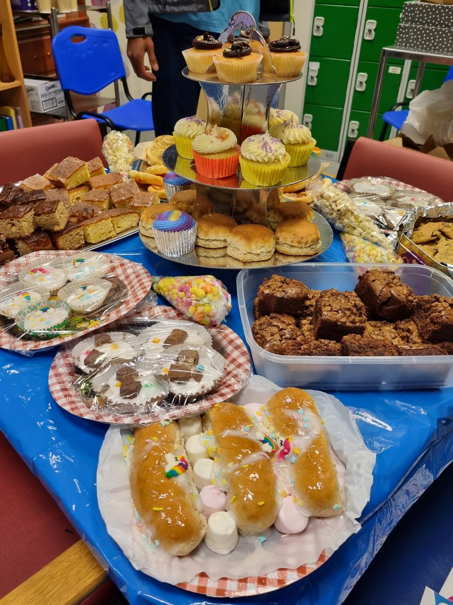 Great spread on @Ward5_Elderly today all thanks to @Kerrie27455950 and the great Ward 5 team 🤩🥰 
#TimeForACuppa @DementiaUK @DrSMather @MosesBrighty @Ainsworth_Si @MRIQualityTeam