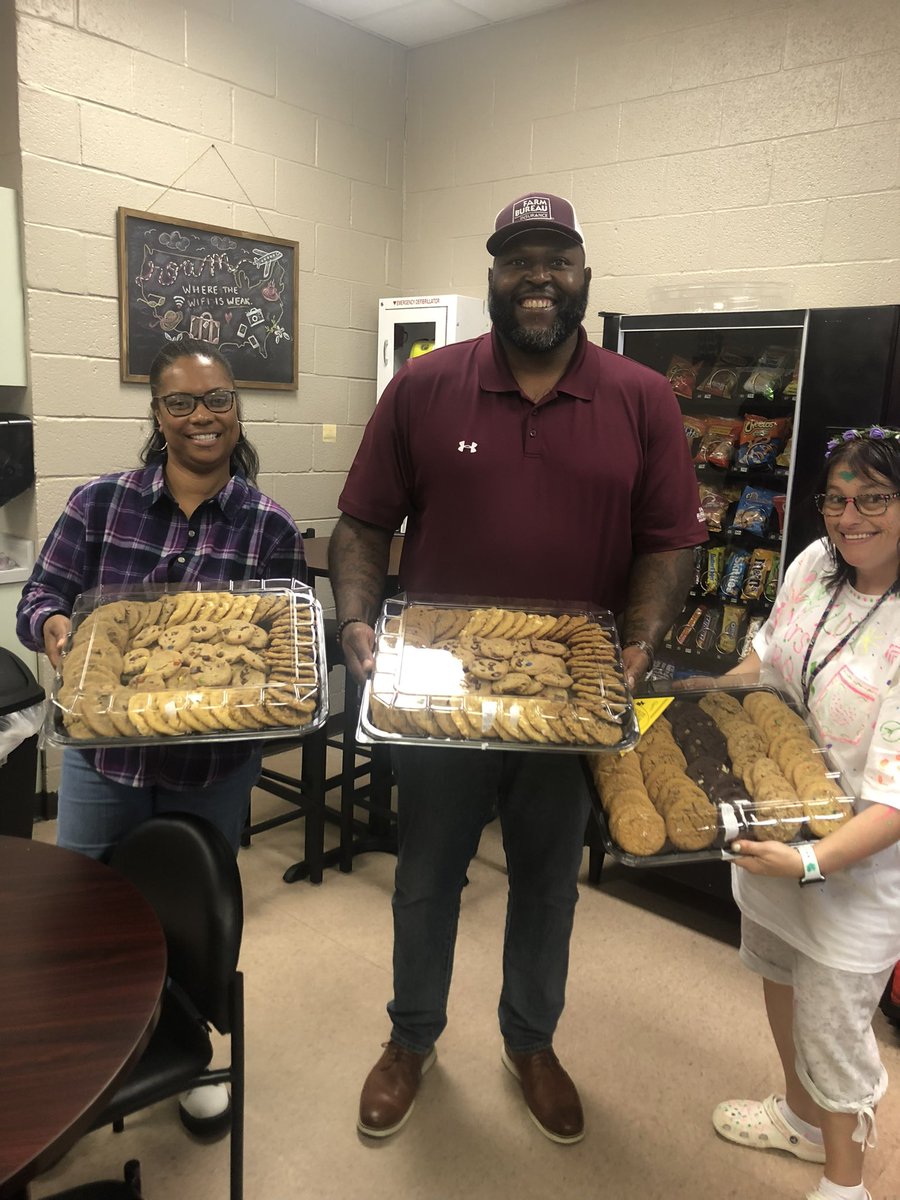 Thank you to the Southaven Chapter of Zeta Phi Beta Inc and Anthony Herrera of Farm Bureau Insurance for the awesome treats for Teacher Appreciation Week! Thank you for taking care of us! #TeamDCS #RockinGators